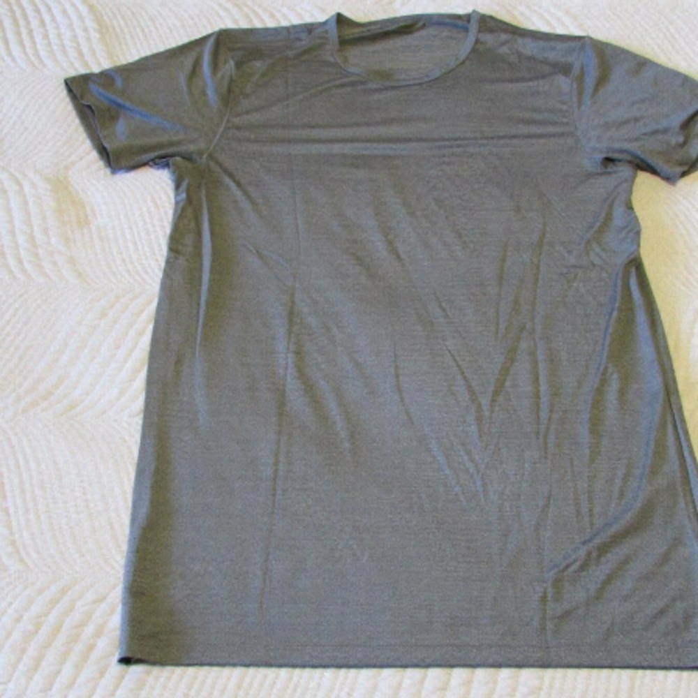 𝅺uniqlo T-Shirt